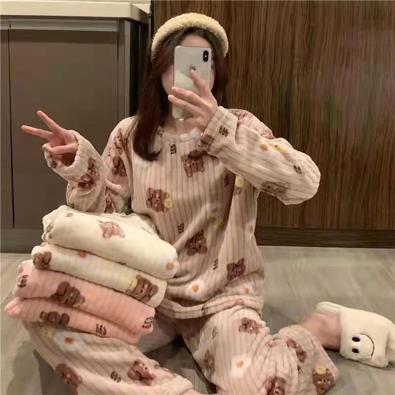 Autumn and winter collection: Bear print coral fleece pajama set, loose and warm outerwear for women, long-sleeved two-piece home wear pic 3