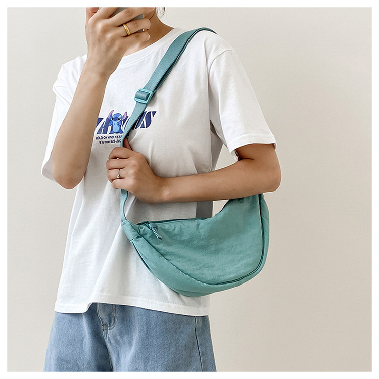 斜挎包女新款单肩包学生女包休闲包运动小包夏季帆布包日系饺子包详情16