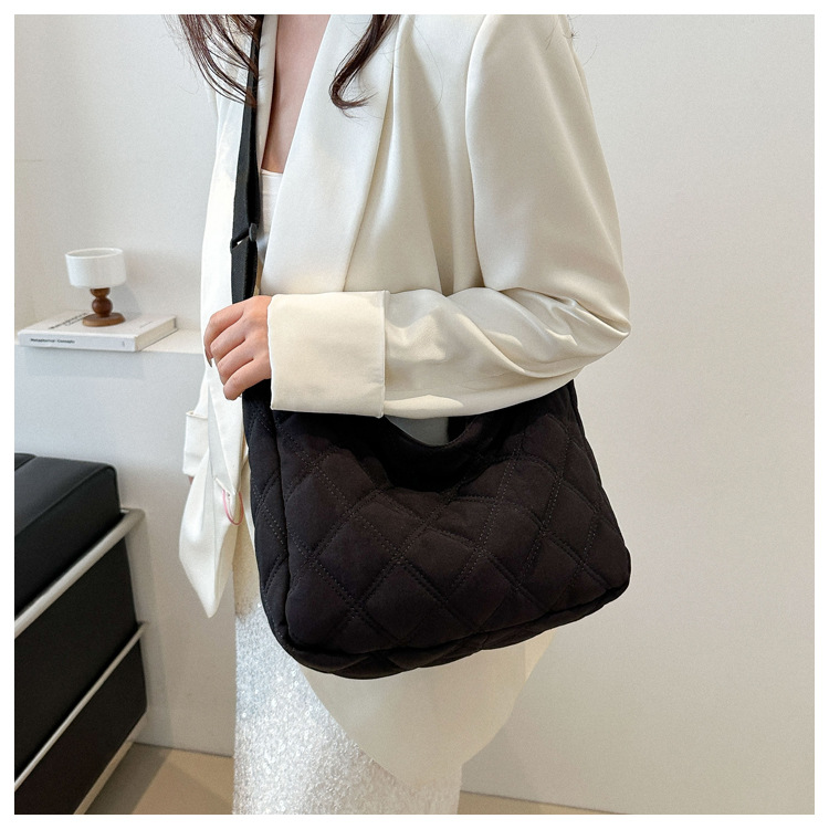 菱格绣线潮小众饺子包女2020新款仙女百搭腋下包时尚纯色单肩小包详情12