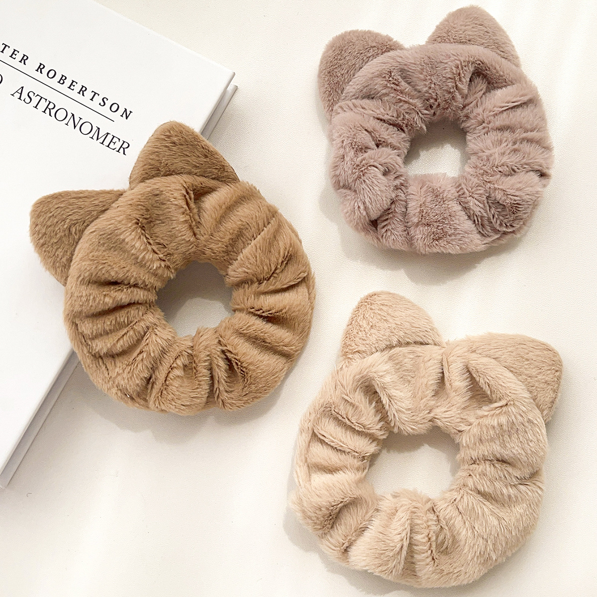 新款秋冬毛绒大肠发圈跨境热卖简约纯色猫耳朵头绳百搭发绳发饰详情8