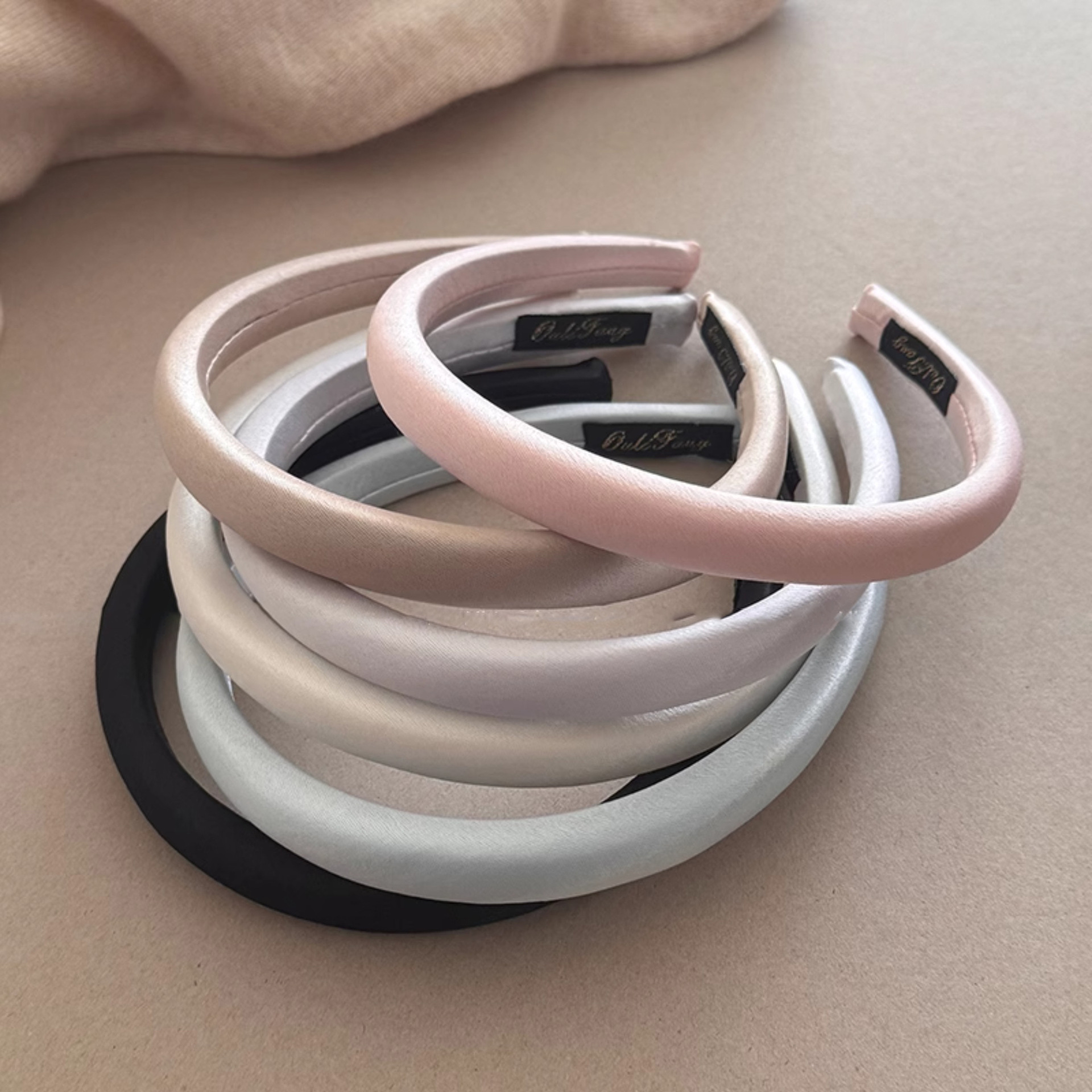 A fresh and simple narrow headband for women 2025, a high-end headband for pressing hair and washing face, a high top of the head accessory pic 2