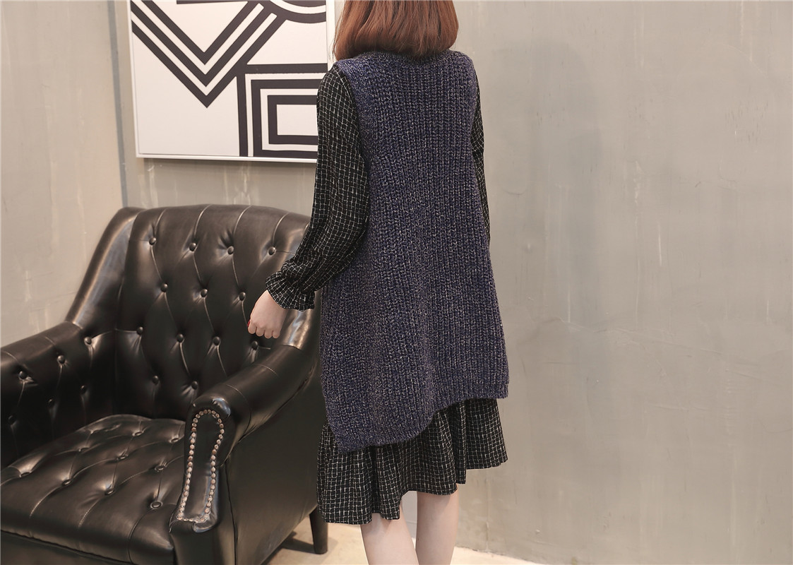 A new and stylish spring outfit for plus-size women, featuring a loose sweater, tank top and skirt that accentuates your figure pic 17