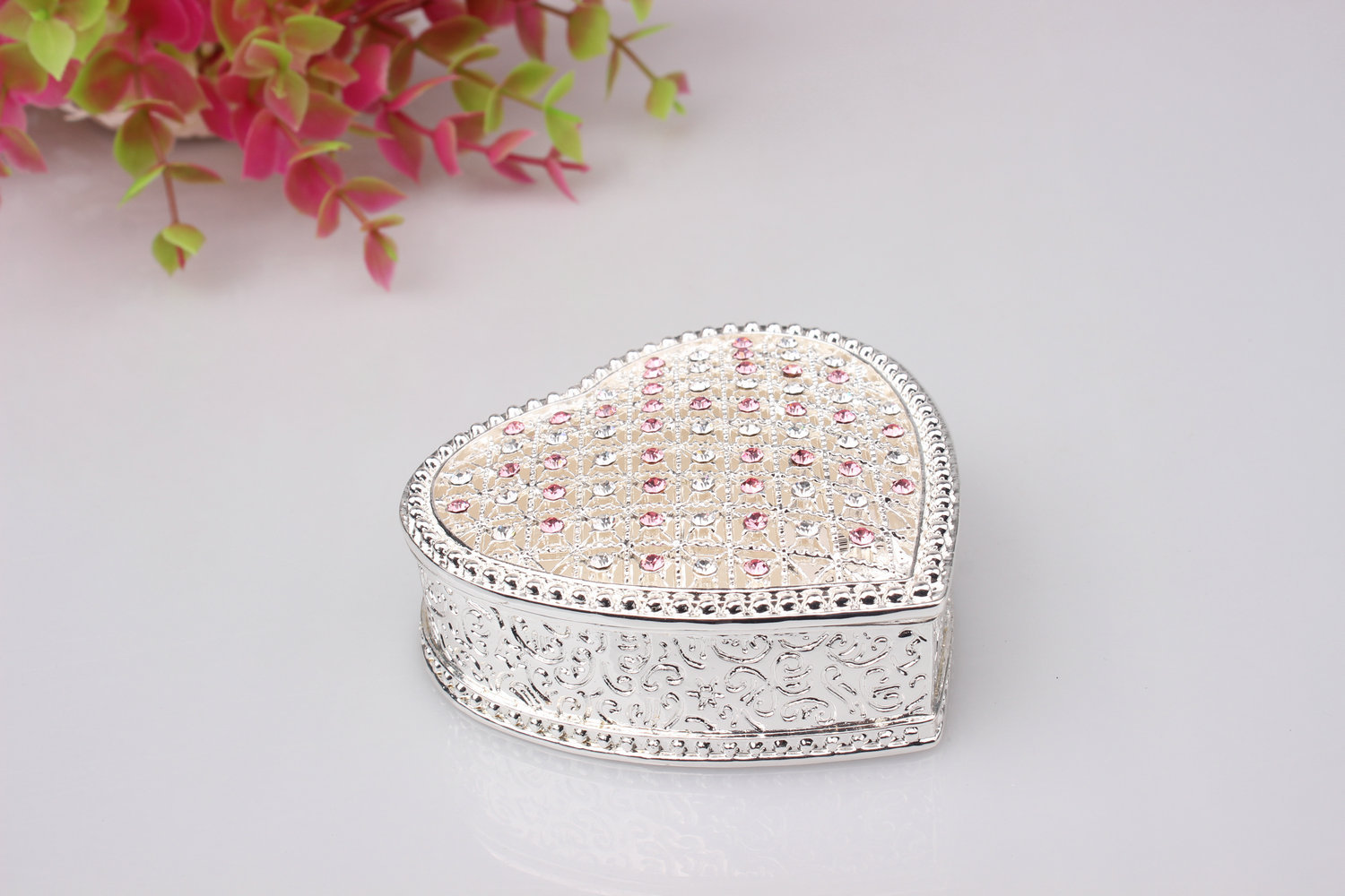 Alloy enamel gilded hollowed-out heart-shaped jewelry box, gift box, heart-shaped decorative item, wedding souvenir pic 9