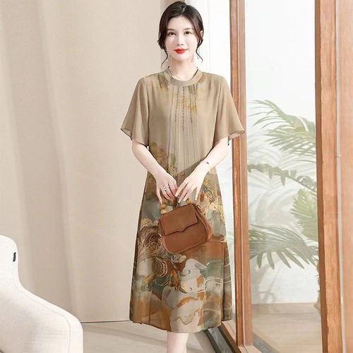 New fashionable chiffon short-sleeved T-shirt for middle-aged and elderly mothers in summer, elegant top for middle-aged women, and trendy floral mini shirt pic 34