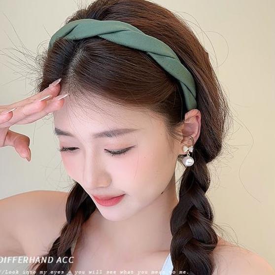 In the summer of 2025, a simple black hair band with a high top of the head is perfect for women. It is a versatile headband that can help press the hair and prevent slipping. It is also a hair tie and headwear pic 4