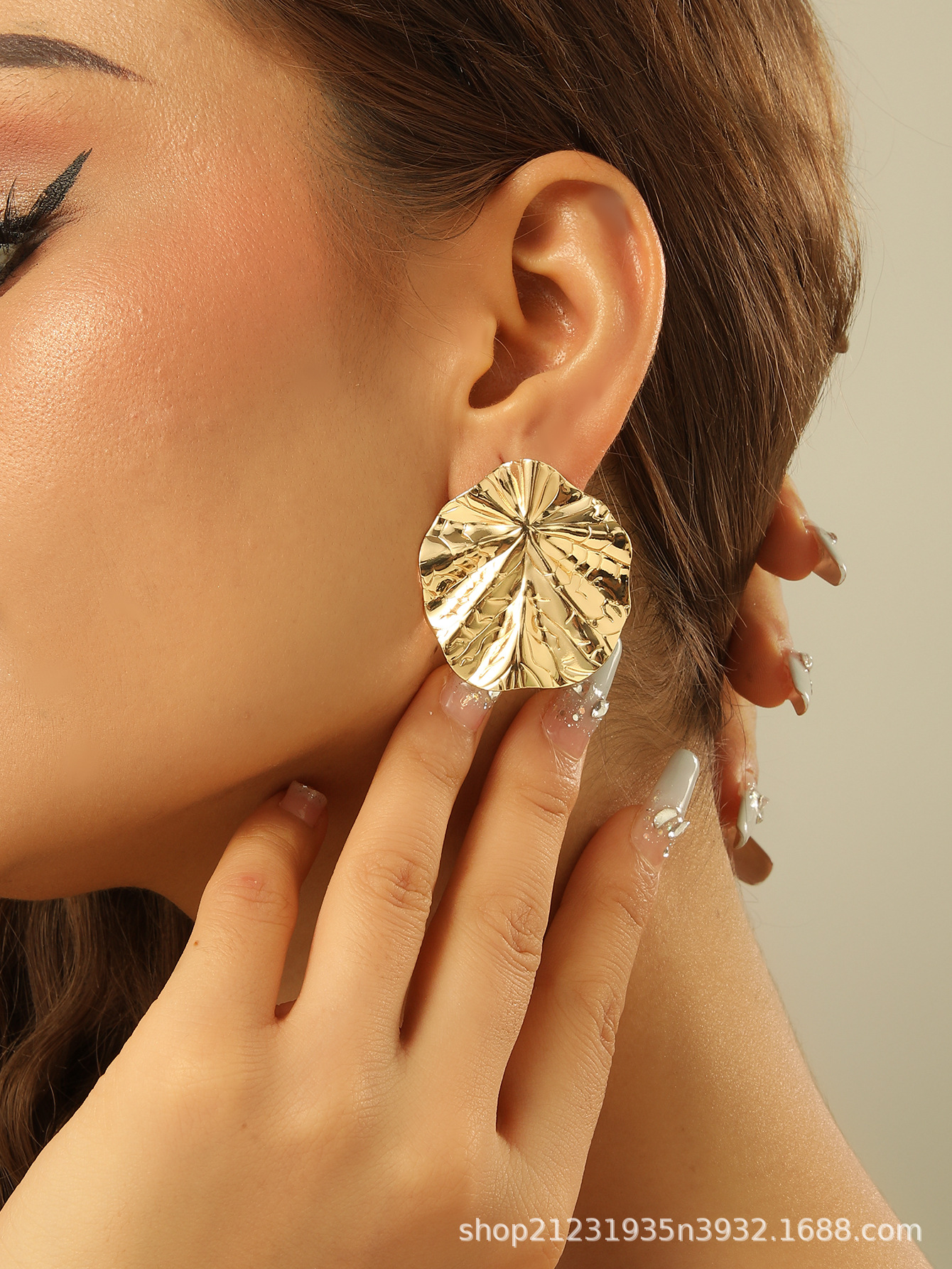 Earrings with a light luxury and high-end feel, niche design, simple and cold style, wholesale geometric C-shaped elegant gold earrings for women pic 17