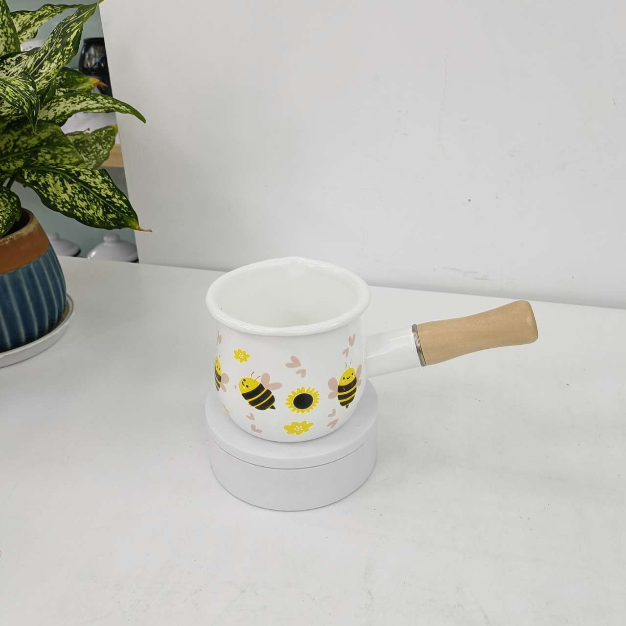 Thickened enamel milk cup, cute INS style, fresh and adorable. Enamel single-handle milk pot, wooden handle, Japanese and Korean enamel kitchenware batch pic 7