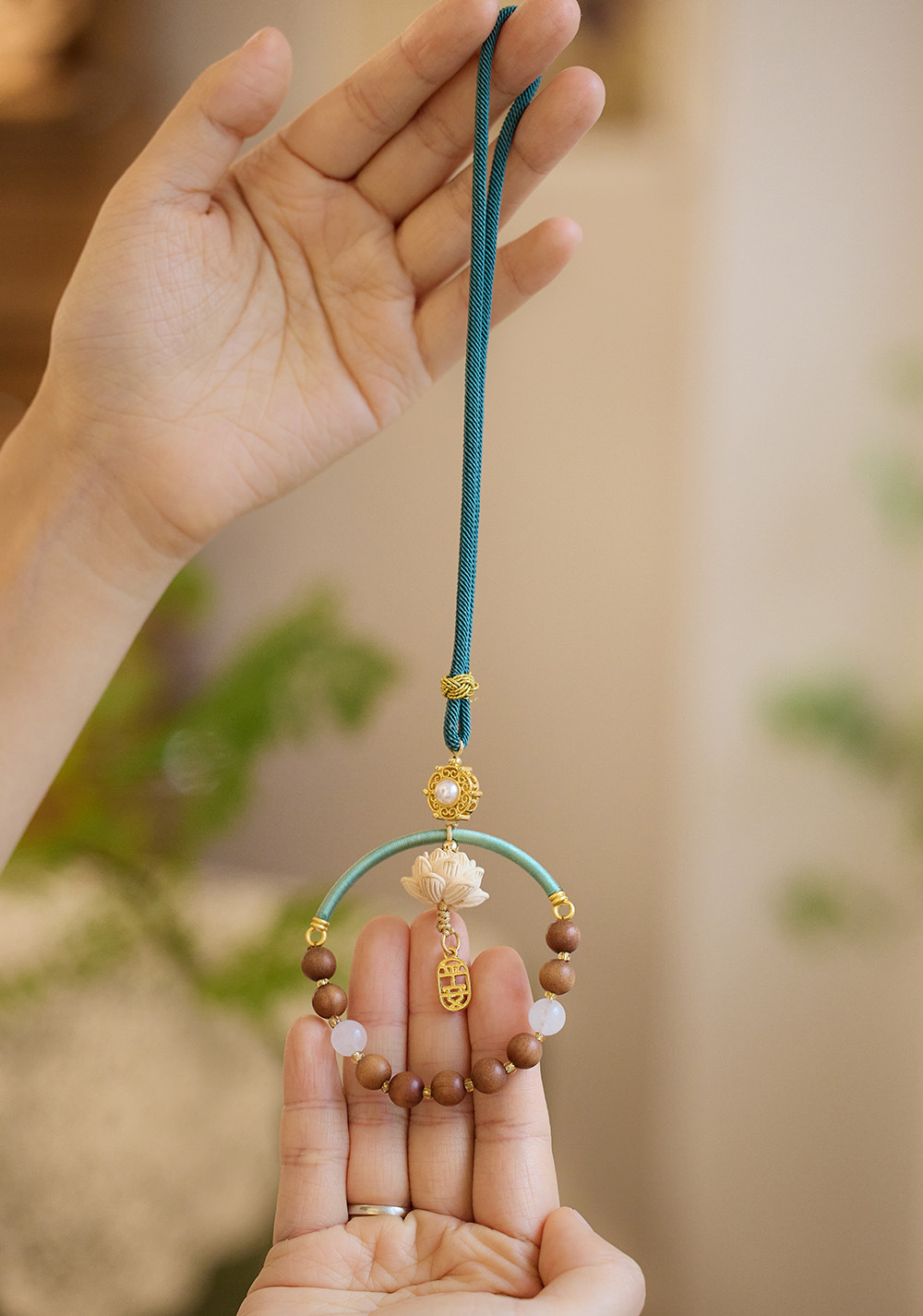 The same style of sandalwood car hangers for temples, Chinese-style car hangers, rearview mirror pendants, and safe car hangers for both men and women pic 11
