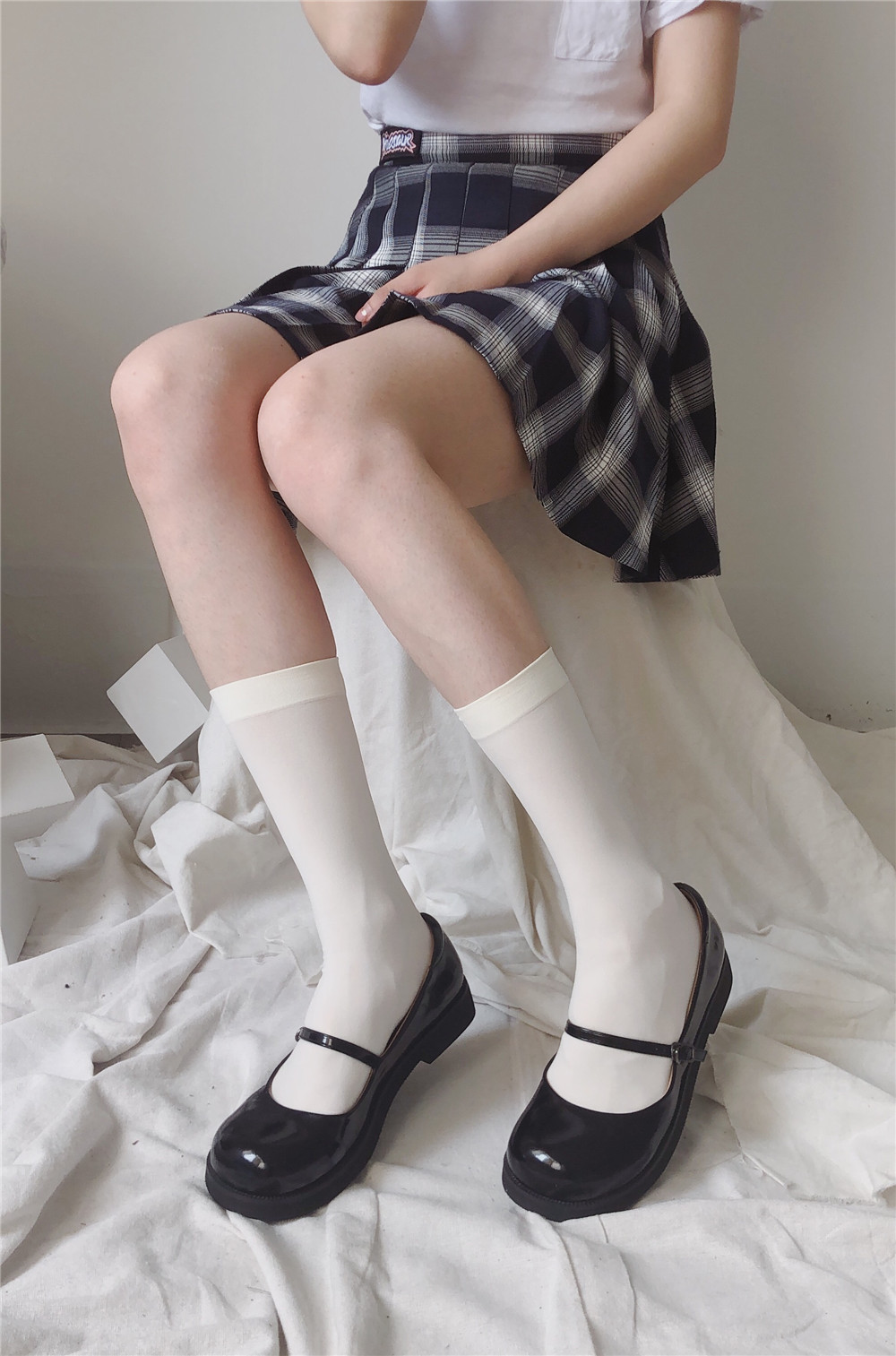 Classic and versatile jk black and white mid-calf knee-high socks that can be worn all year round, featuring non-permeable velvet calf socks pic 10