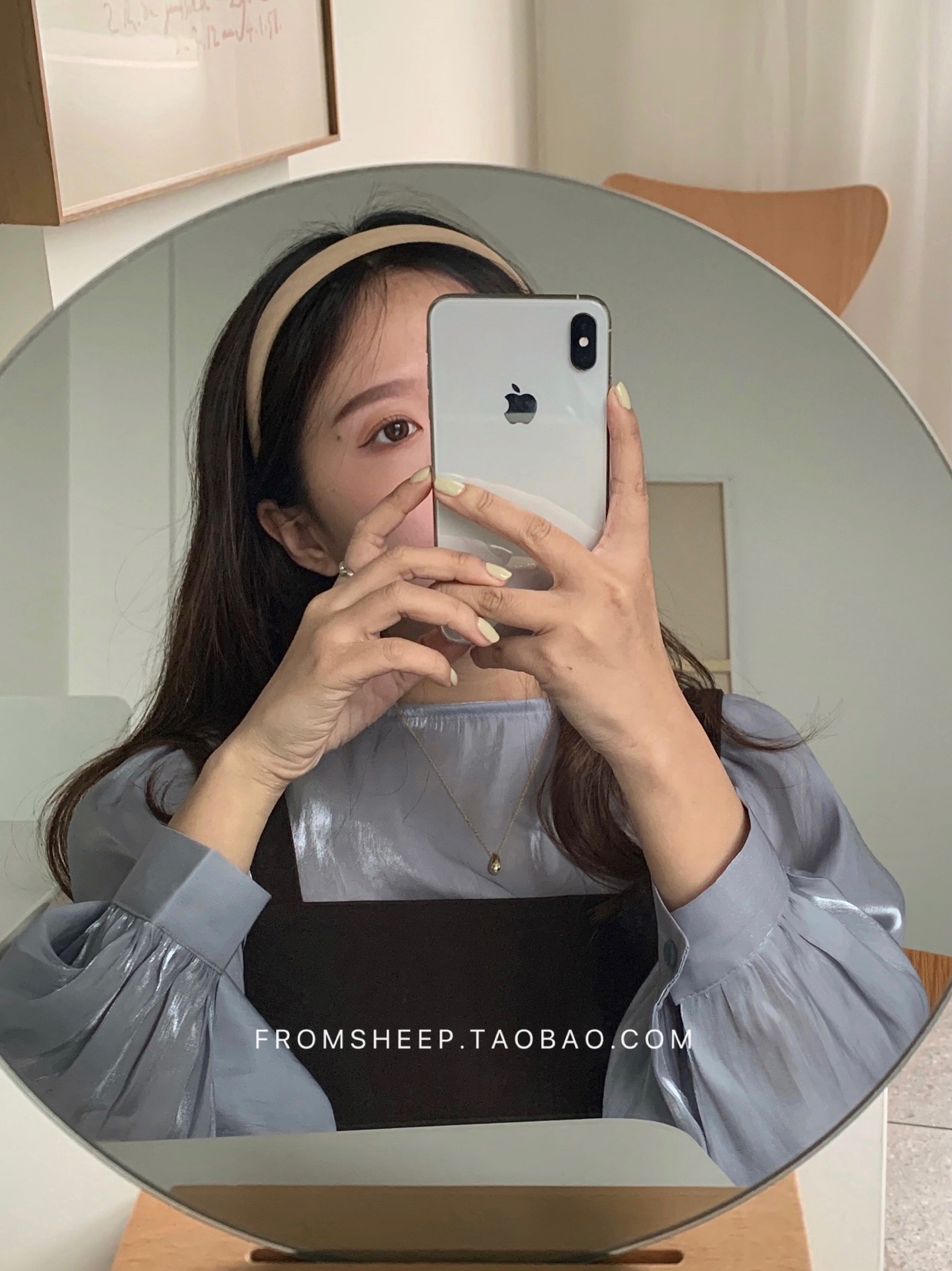 Korean-style hairbands for women in 2025 are trendy and versatile for going out. The headband is simple and elegant, and the hairpin is a popular online hair accessory with wide edges and a sweet look pic 38