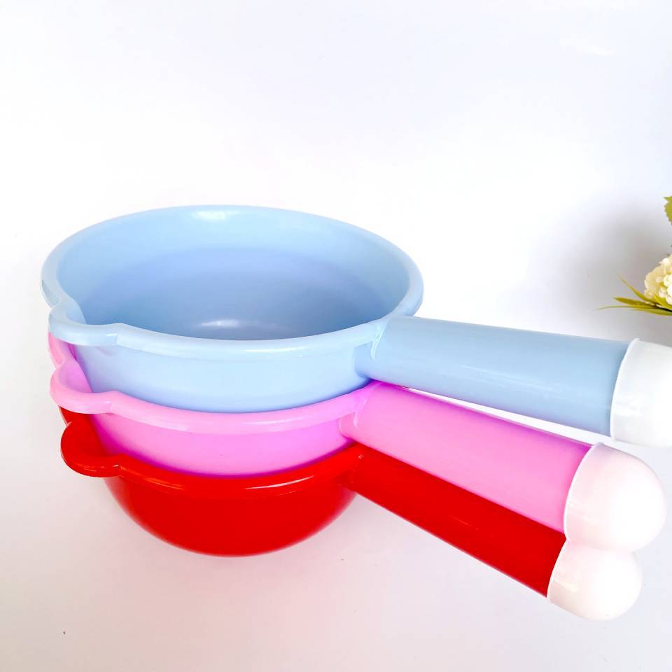 Large red water ladle thickened ladle with handle drifting water ladle long handle 水舀子 with mouth ladle water bowl two yuan wholesale pic 7