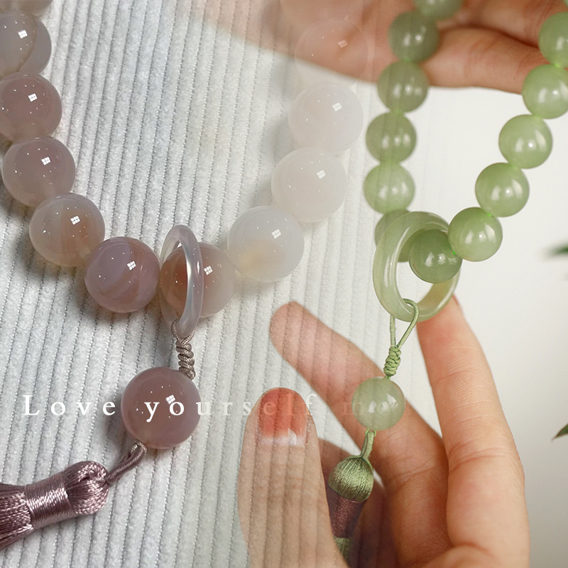Qingqing Zijin holds a cultural and artistic bracelet that wraps around her fingers in a soft ancient style. This 18-seed prayer bead bracelet is a retro Hanfu accessory pic 13