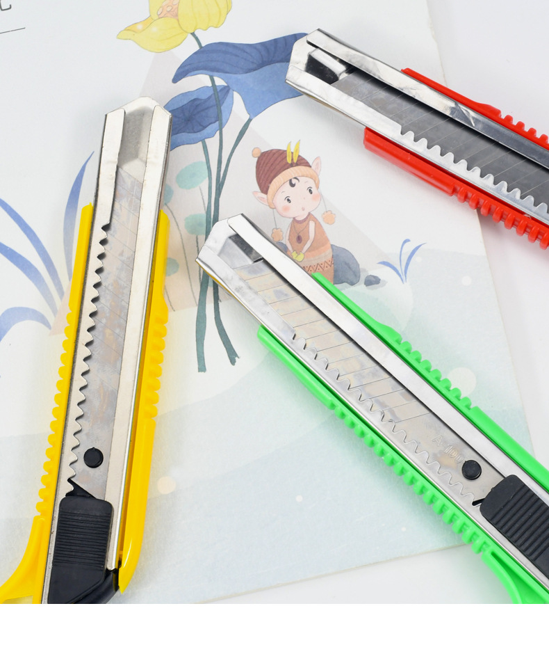 The Weibo Creative small utility knife is lightweight and compact with a plastic handle, making it convenient to carry the express delivery knife and cat paw utility knife pic 12