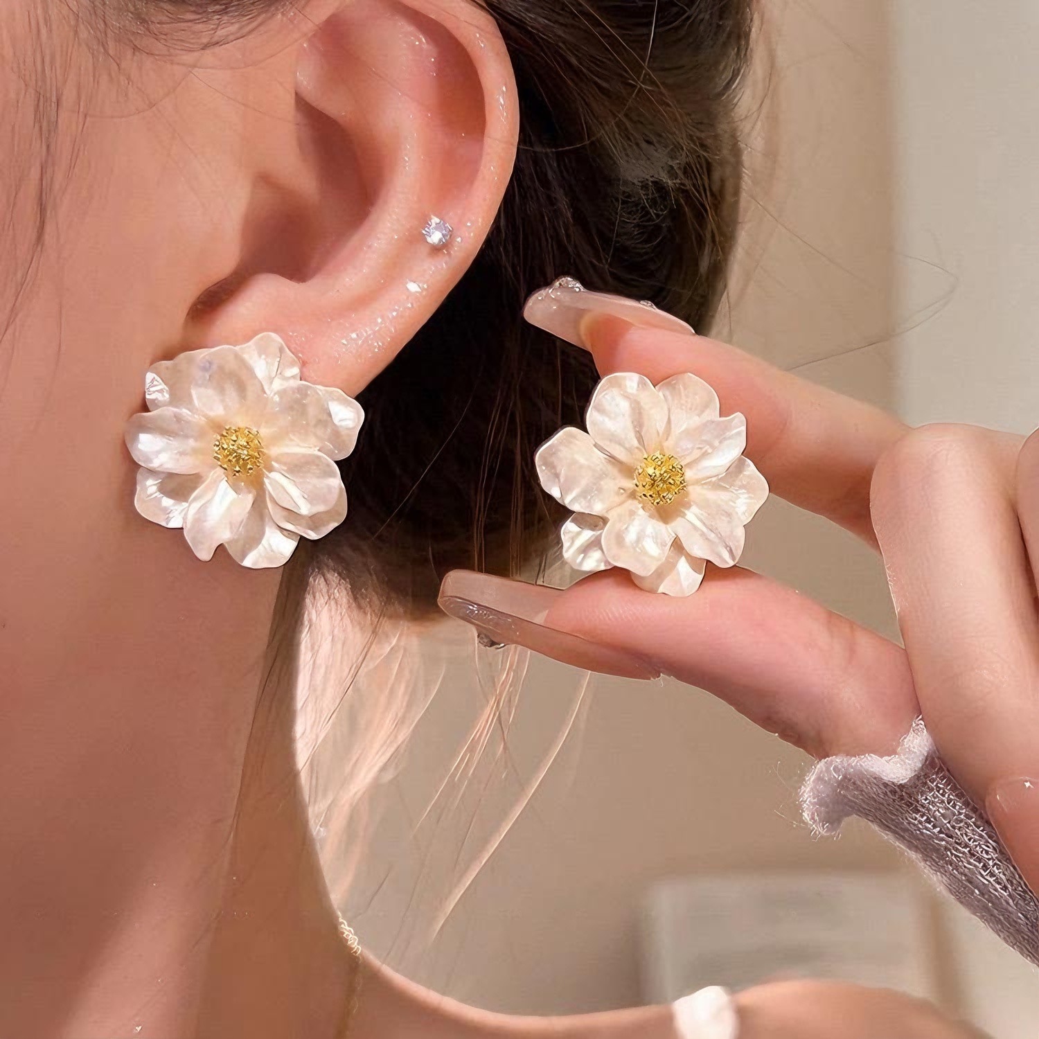 French-style camellia stud earrings for women, a new bestseller in 2025, exude a sense of high-end luxury and fashion, and are versatile earrings and accessories pic 6