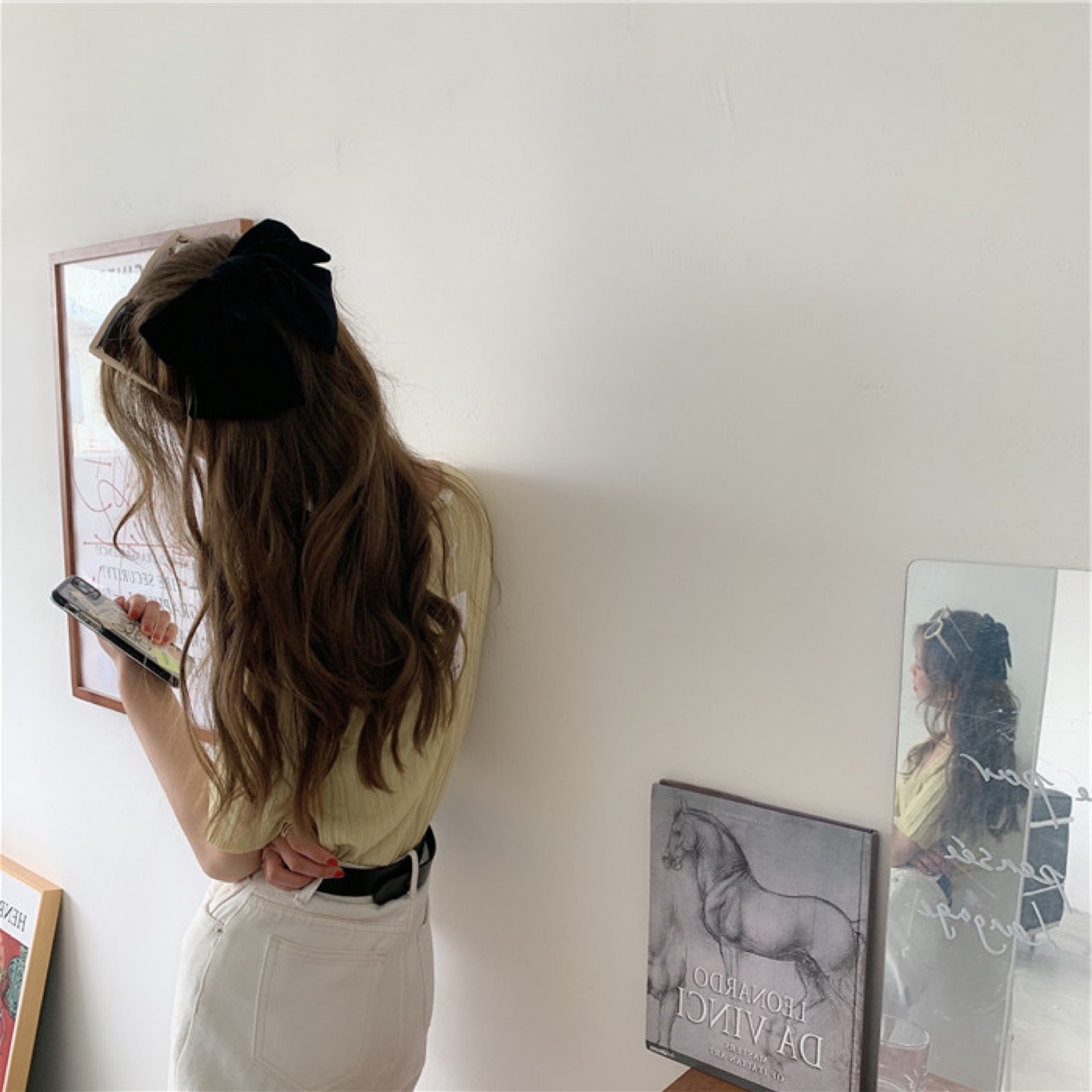 This ice silk short-sleeved V-neck knitted sweater is a summer base T-shirt for women. It can be worn over a thin, loose black chanel-style top pic 14