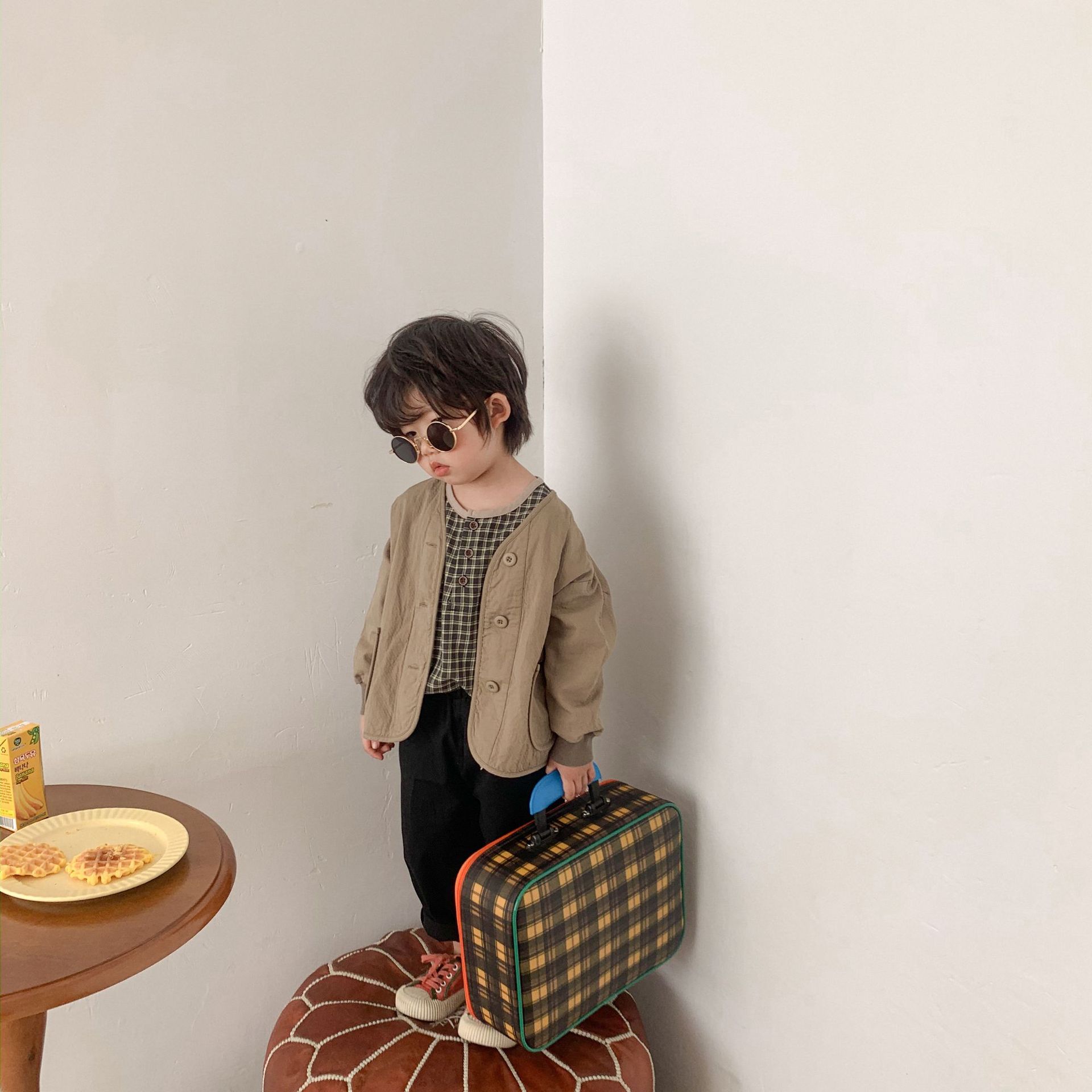 For the Spring and autumn of 2024, solid-color short jackets for children, a literary style for both boys and girls, and a small cardigan with a Japanese style as outerwear are all trendy pic 28