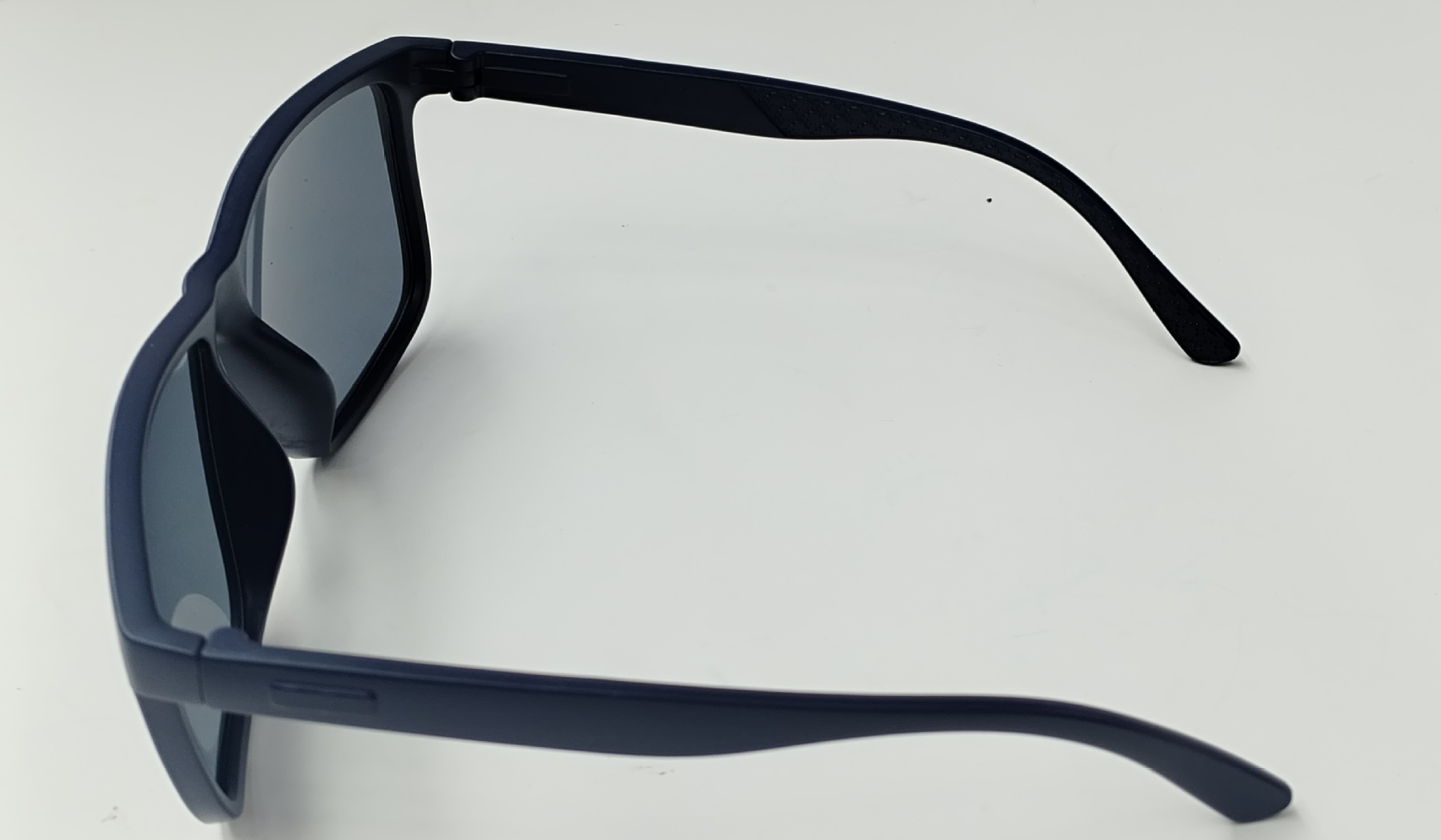 2024新款男士塑料休闲运动太阳镜 时尚轻便地摊墨镜 眼镜厂家直销批发 防紫外线保护眼睛详情13