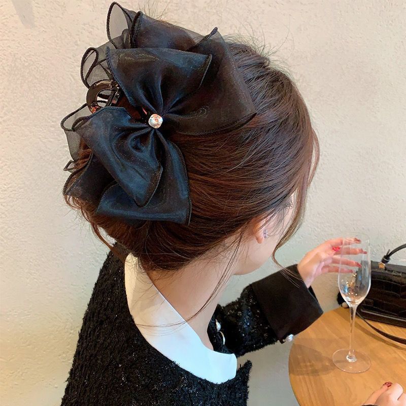 The princess on the run wears a black double-sided large bow hairpin, a shark clip, and a high-end hairpin at the back of her head pic 10