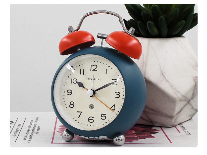 Students use large alarm clocks, metal convex chimes, table clocks, silent bedside clocks, night lights and clocks pic 19
