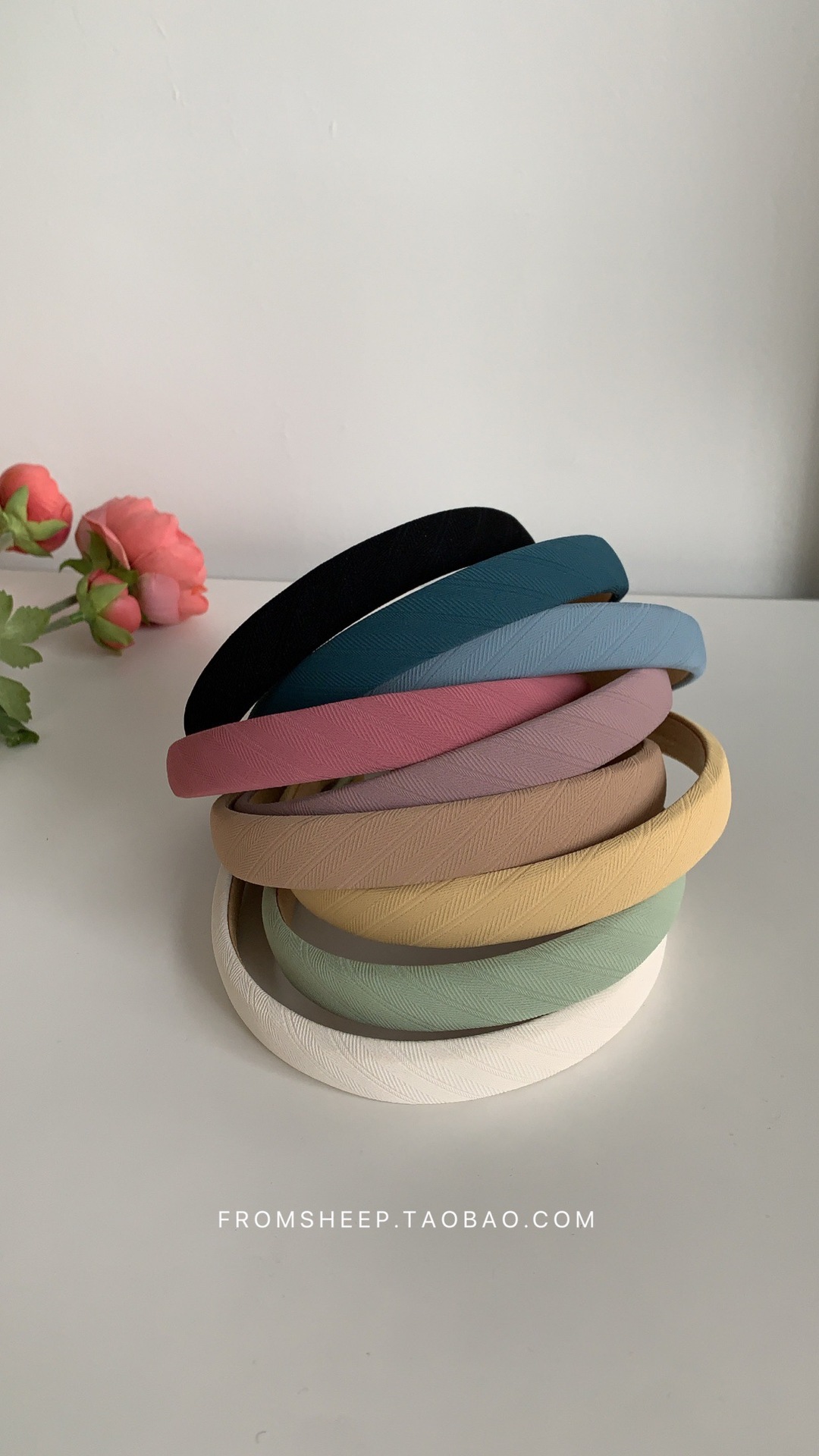 Korean-style hairbands for women in 2025 are trendy and versatile for going out. The headband is simple and elegant, and the hairpin is a popular online hair accessory with wide edges and a sweet look pic 46