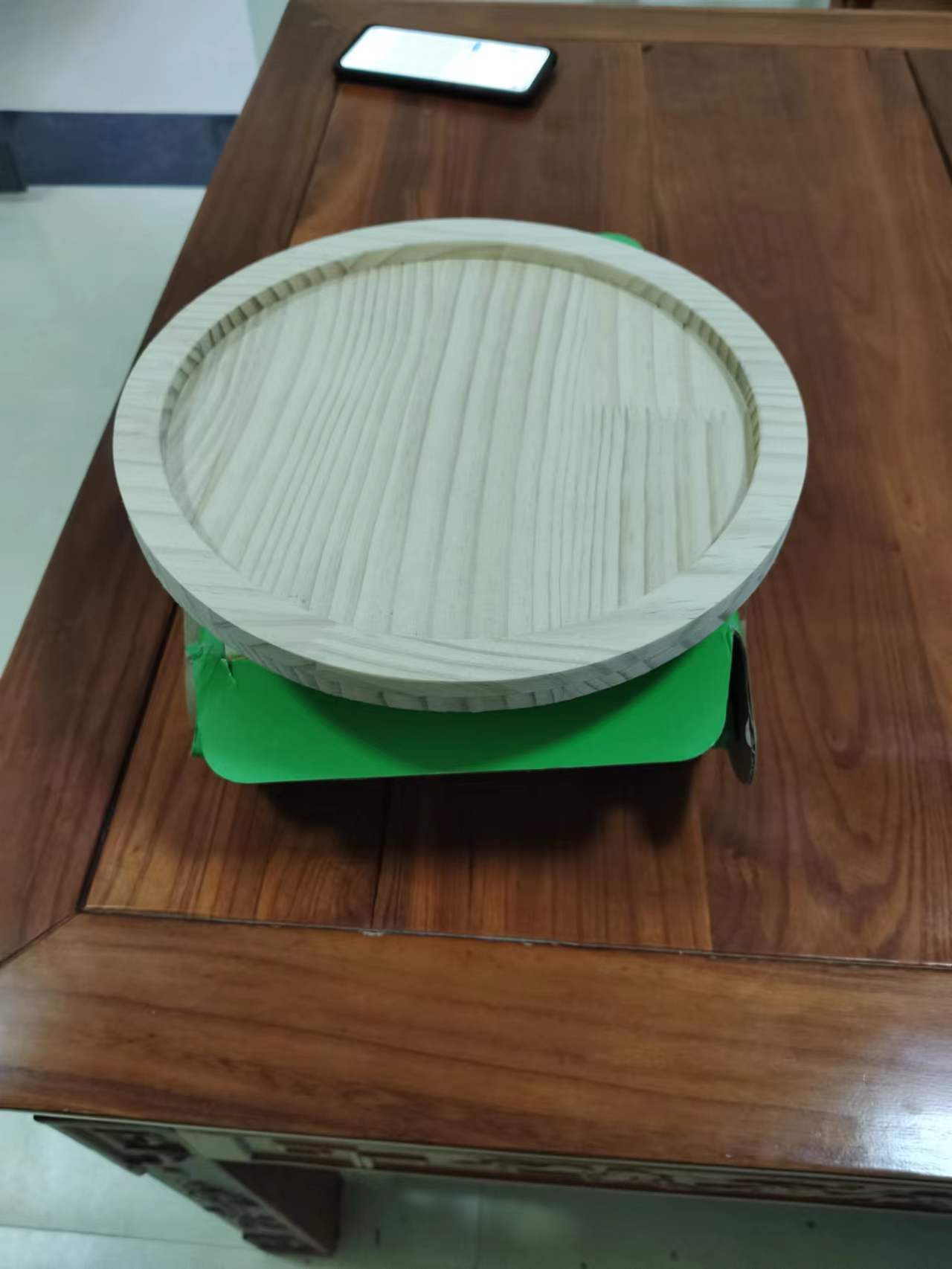 The wooden sofa armrest tray is a foldable sofa disc pic 4