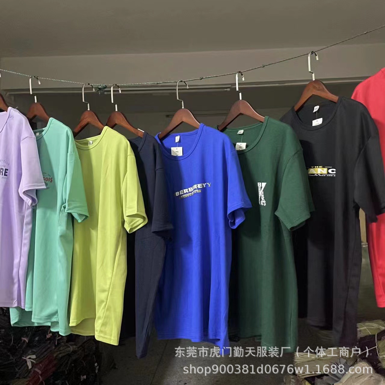 والقمصان القطنية (T-shiri)، التي بدأ العمل بها في عام 2024، قمصان ذات رقع حمراء مخففة من اللون الأحمر من أجل حملة المد والجزر pic 5