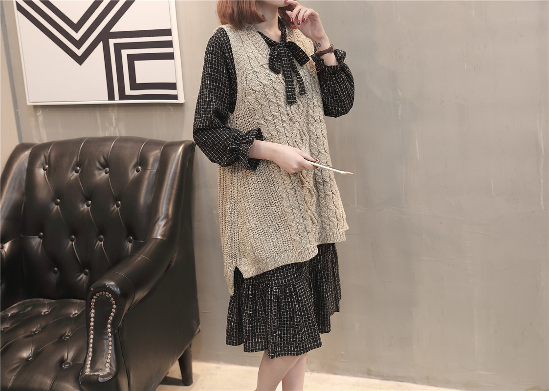 A new and stylish spring outfit for plus-size women, featuring a loose sweater, tank top and skirt that accentuates your figure pic 5