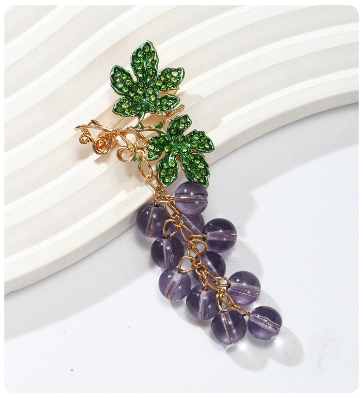 Fashionable and versatile purple grape diamond-encrusted brooch, a niche design with a high-end feel. Fruit and grape string accessory brooch pic 6