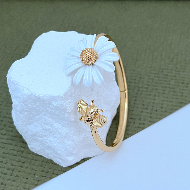 European and American fashion, light luxury, sweet and fresh Daisy and bee inlaid enamel glaze Daisy metal jewelry set pic 20