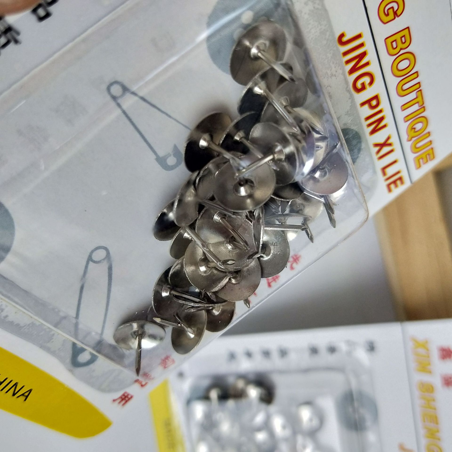 Card-mounted silver thumbtacks, silver thumbtacks at 1 yuan, store bubble thumbtacks, office supplies wholesale at 1 yuan pic 1