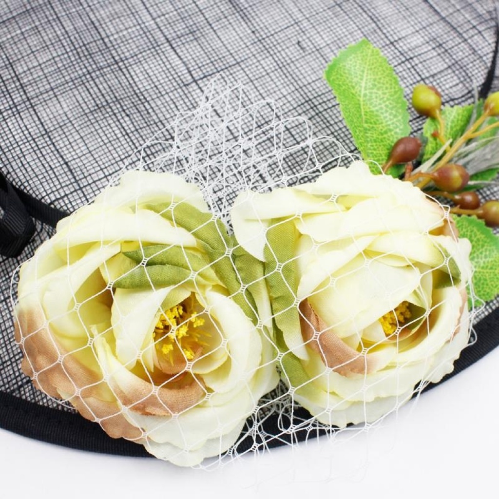 The Southeast Asian tropical style, with its charming, bright red fringed rose headband, is also perfect for taking photos when going out for a trip pic 3