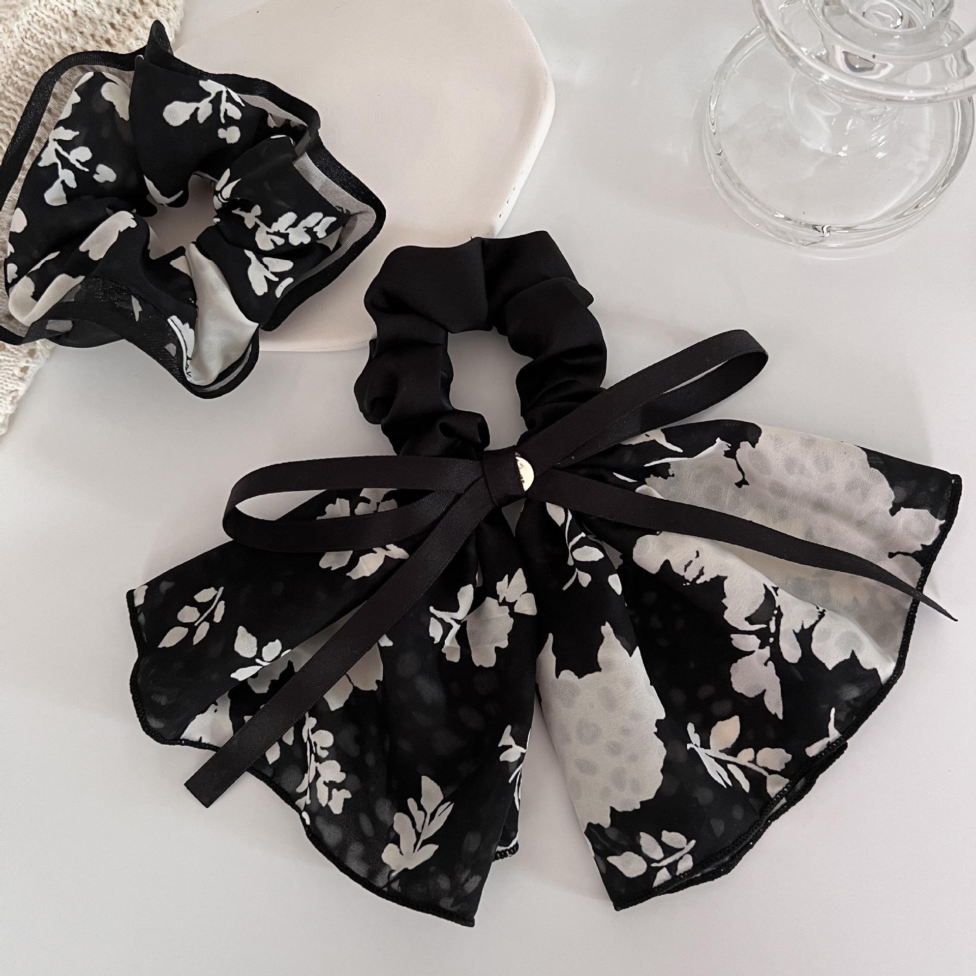 A new retro and high-end hair tie with a French elegant flower ribbon bow and a large colon hair band for women. A gentle headwear for women pic 2