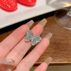 The star lucky letter sparkling diamond ring is a niche design with a cold and elegant style for women. It exudes a sense of sophistication and is a sweet and cool all-rounder accessory pic 5