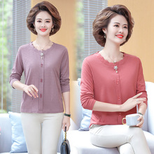 The 2022 new summer mom dress for middle-aged and elderly people aged 40 and 50 short-sleeved chiffon dress is elegant and stylish, making them look younger and slimmer pic 3
