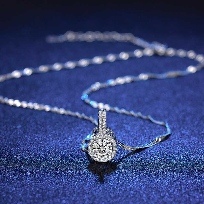 A high-quality imitation D-color moissanite four-leaf clover female pendant with eight hearts and eight arrows from a live-streaming product by a popular influencer on Kuaishou and Douyin pic 35