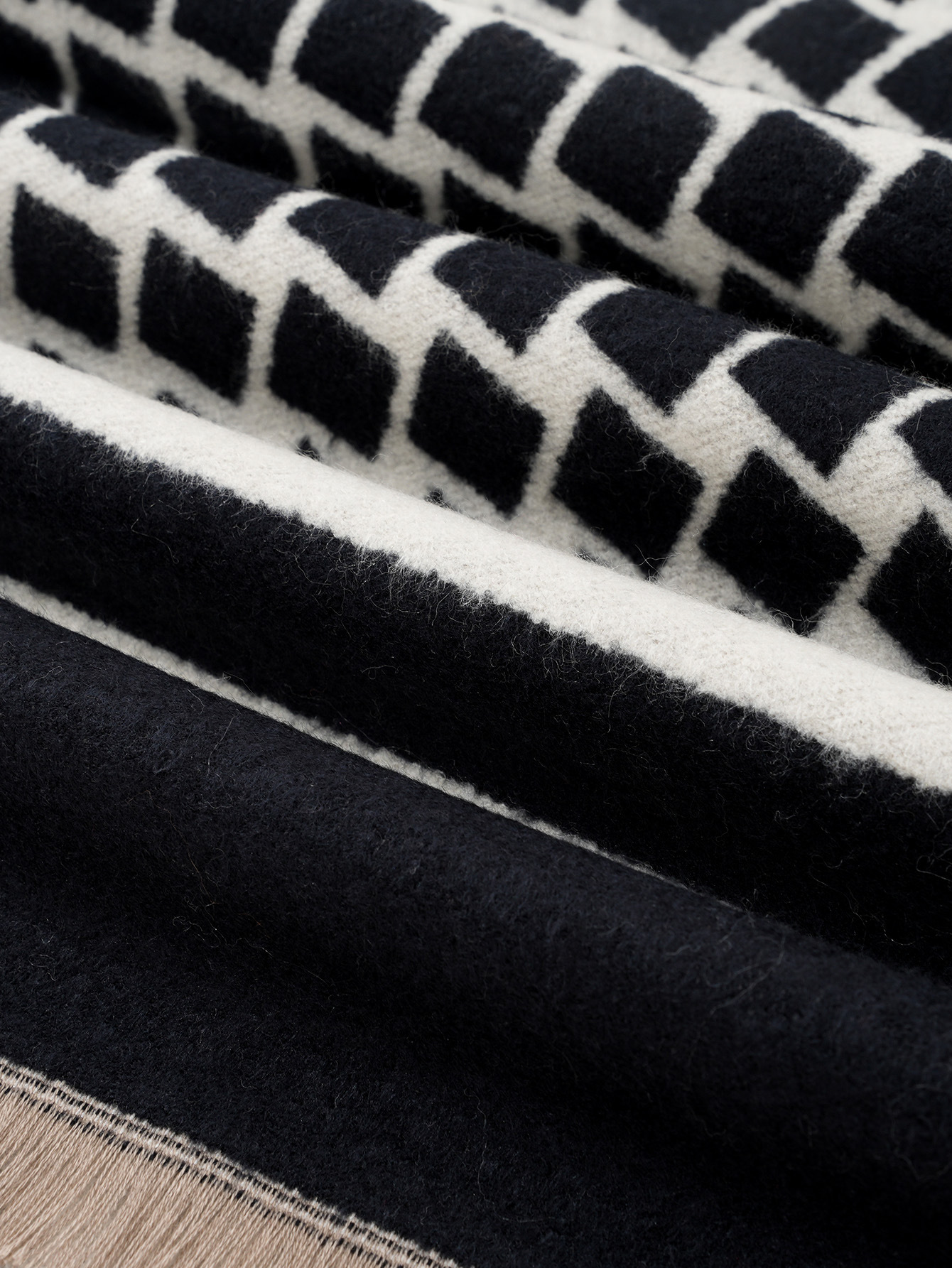 The new autumn and winter 2023 collection features a high-end wool jacquard blend checkered shawl and a thick, warm short beard men's scarf pic 14