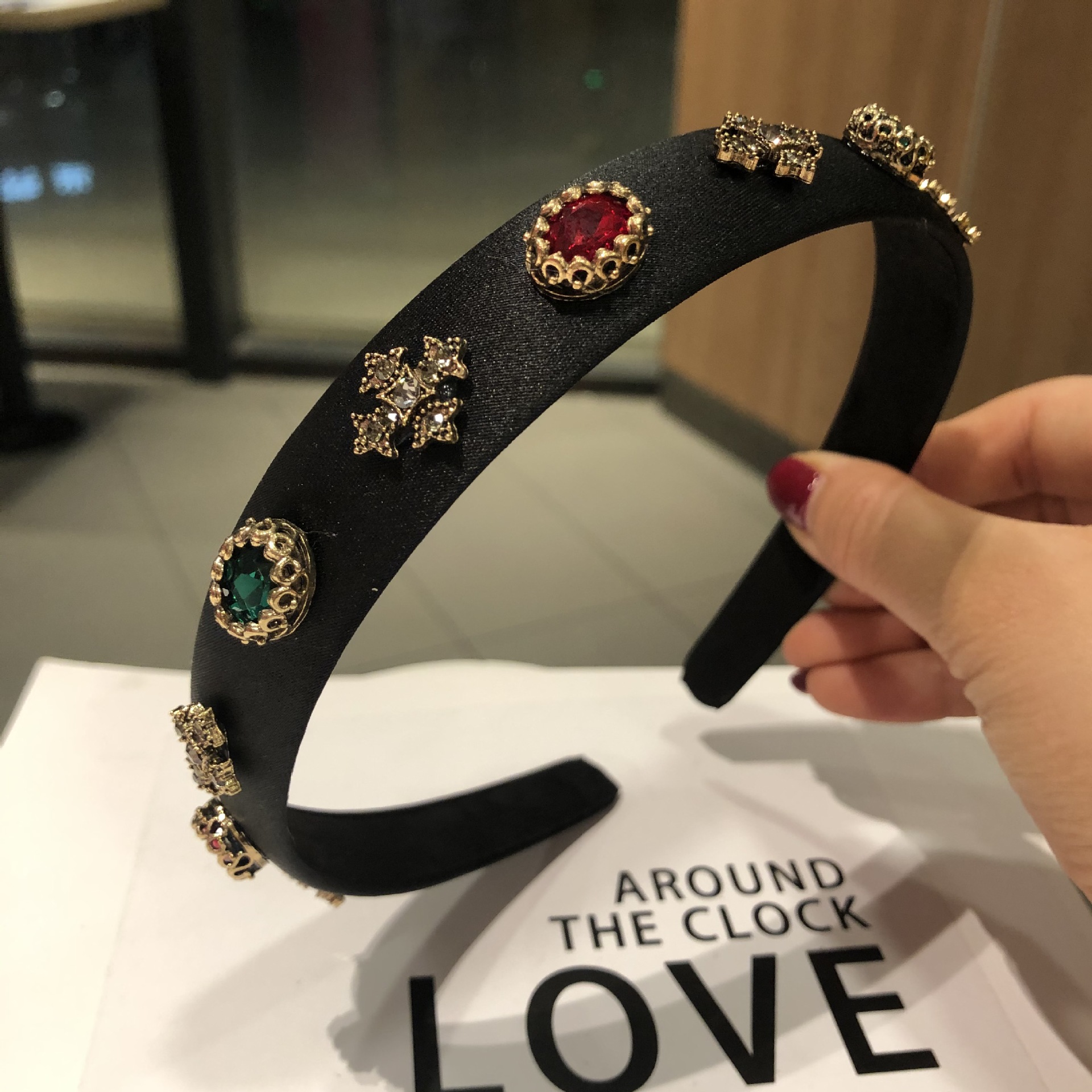 The elegant water diamond and pearl hair band is a versatile and sweet headwear for girls. It features a simple and elegant hairpin mesh and a red outlet pressure headband pic 15