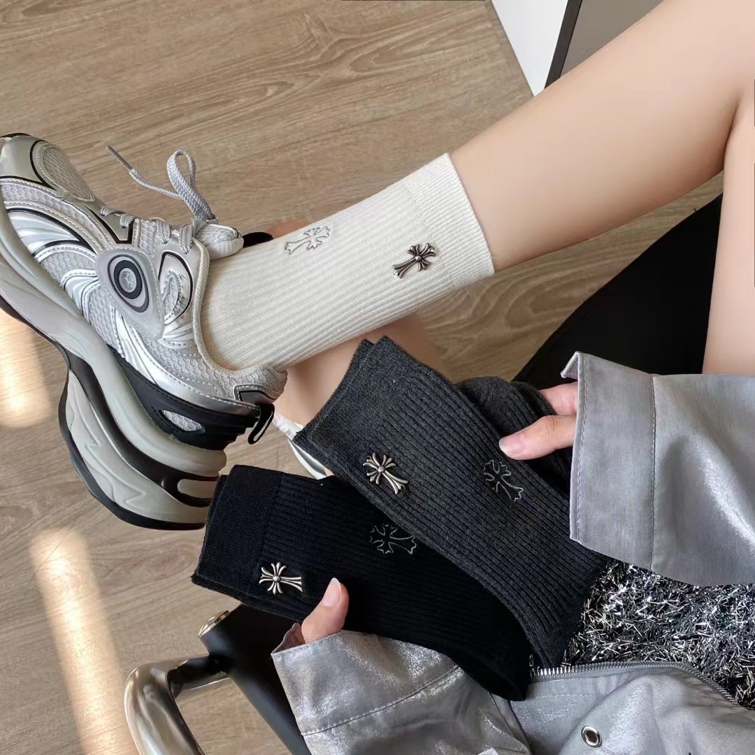 秋冬新款女士中筒袜 欧货黑白灰纯色缝十字架堆堆袜刺绣十字架袜详情1
