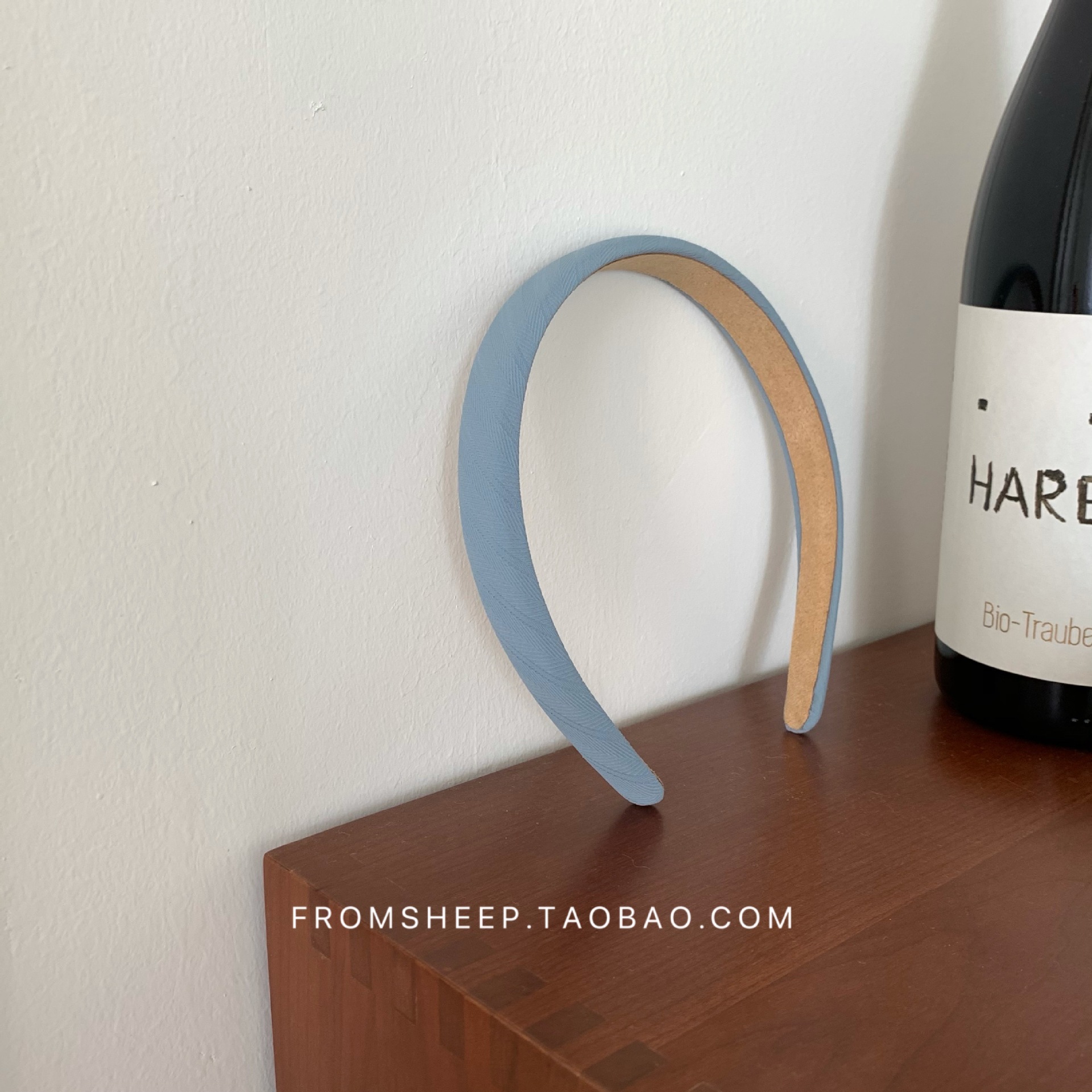 Korean-style hairbands for women in 2025 are trendy and versatile for going out. The headband is simple and elegant, and the hairpin is a popular online hair accessory with wide edges and a sweet look pic 60