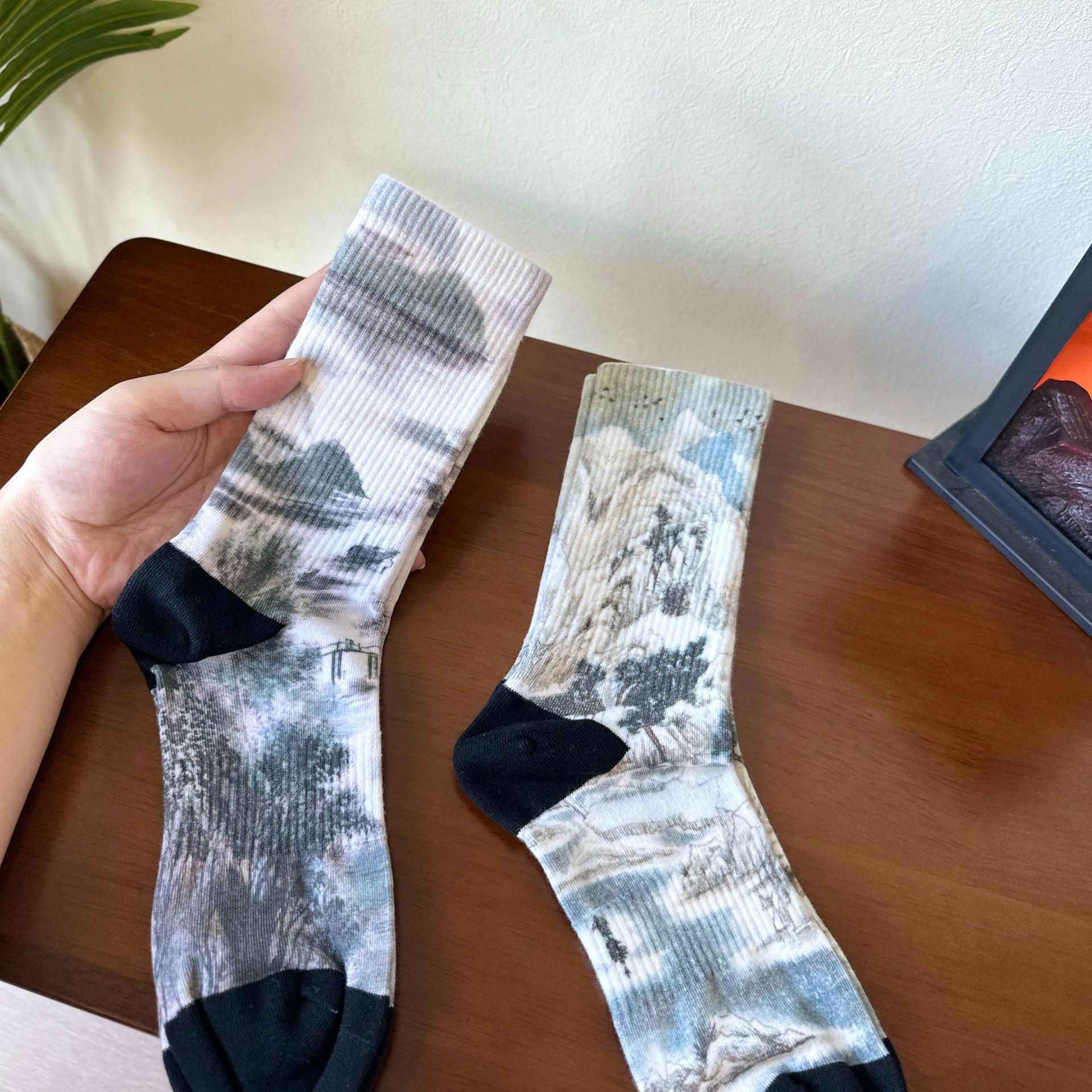 国潮国风男袜复古水墨山水画意境国潮中筒袜印染棉袜匠心设计款袜子男详情12