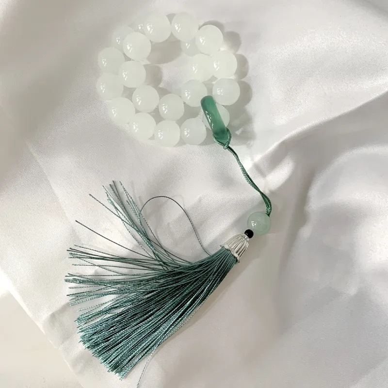 Qingqing Zijin holds a cultural and artistic bracelet that wraps around her fingers in a soft ancient style. This 18-seed prayer bead bracelet is a retro Hanfu accessory pic 19