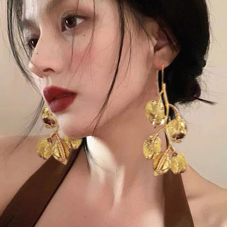 High-end, light luxury metal earrings for women, new style in 2025, with a unique and niche design. Stylish Korean earrings pic 10