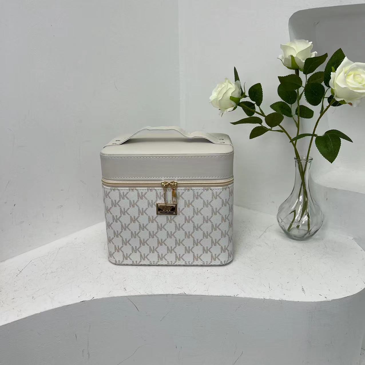 化妆包简约时尚潮手提化妆包便携分区收纳盒字母大容量旅行化妆包详情3