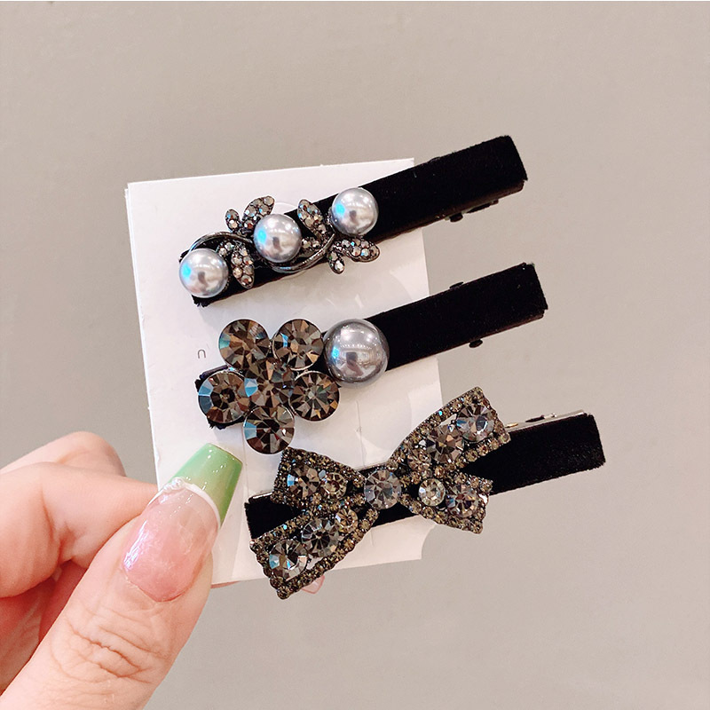 Black rhinestone velvet bangs clip with a high-end look, side clip with a duckbill clip and a small Chanel style, pearl rhinestone hair clip at the back of the head pic 41