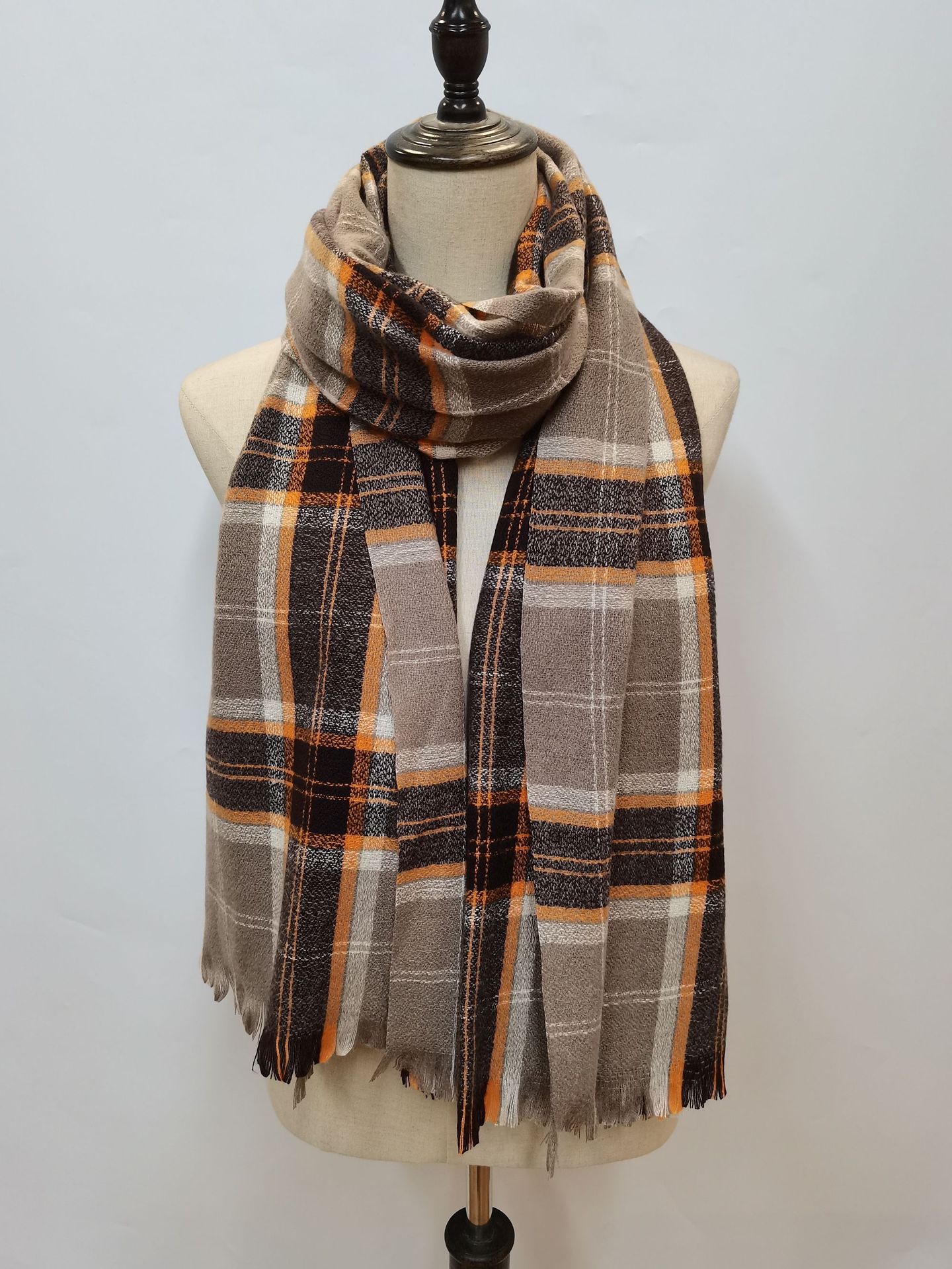 Yilian Autumn and Winter faux cashmere scarf, a fashionable British-style shawl for women, a warm and thick scarf, a Korean-style checkered street hit on Douyin pic 5