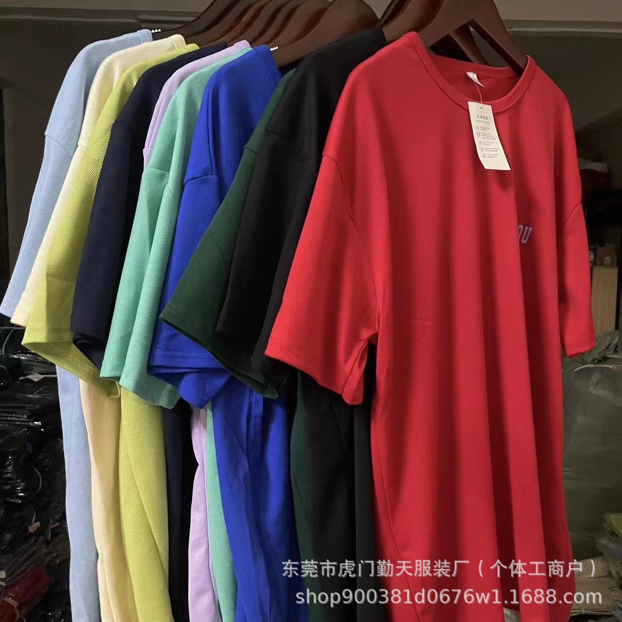 والقمصان القطنية (T-shiri)، التي بدأ العمل بها في عام 2024، قمصان ذات رقع حمراء مخففة من اللون الأحمر من أجل حملة المد والجزر pic 11