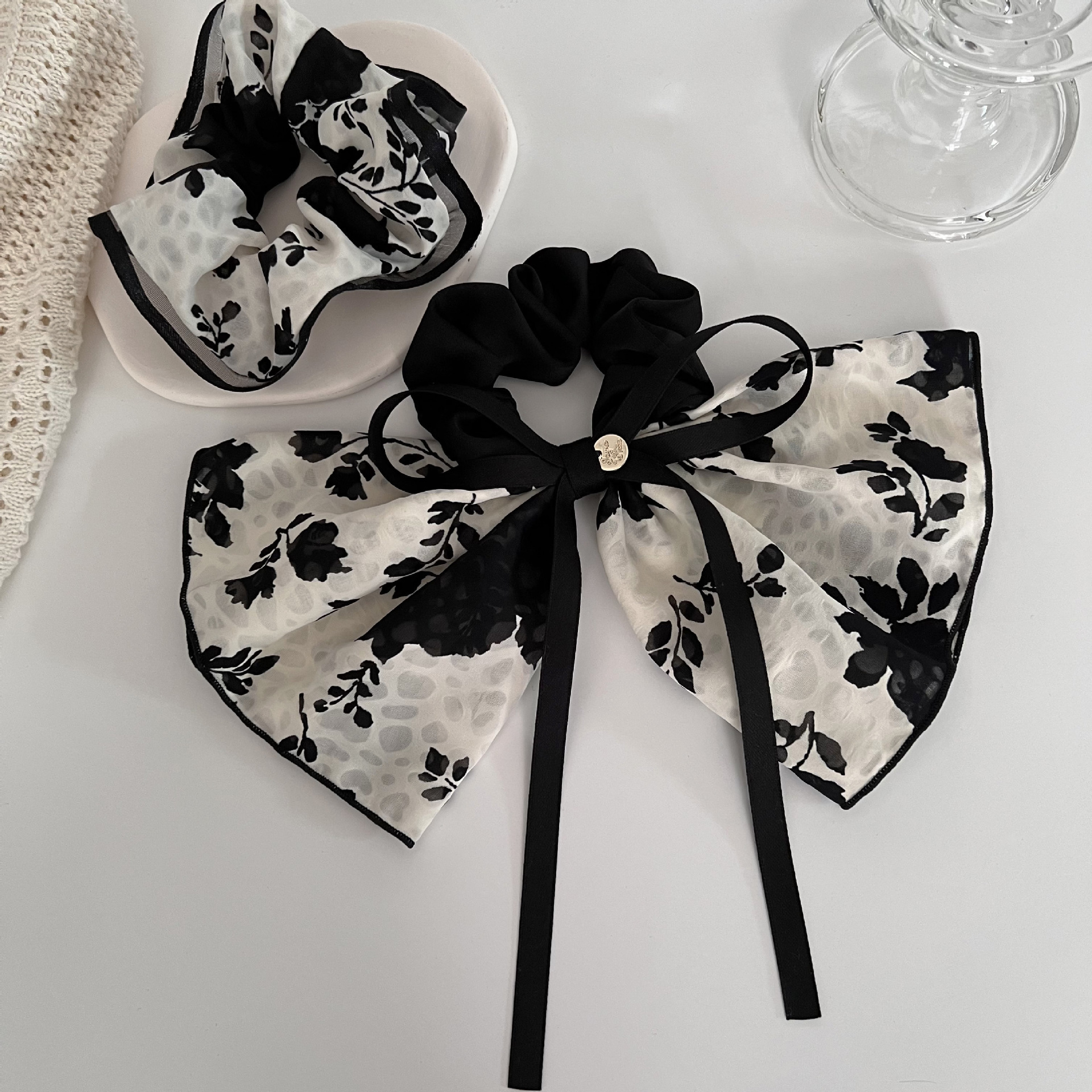 A new retro and high-end hair tie with a French elegant flower ribbon bow and a large colon hair band for women. A gentle headwear for women pic 1