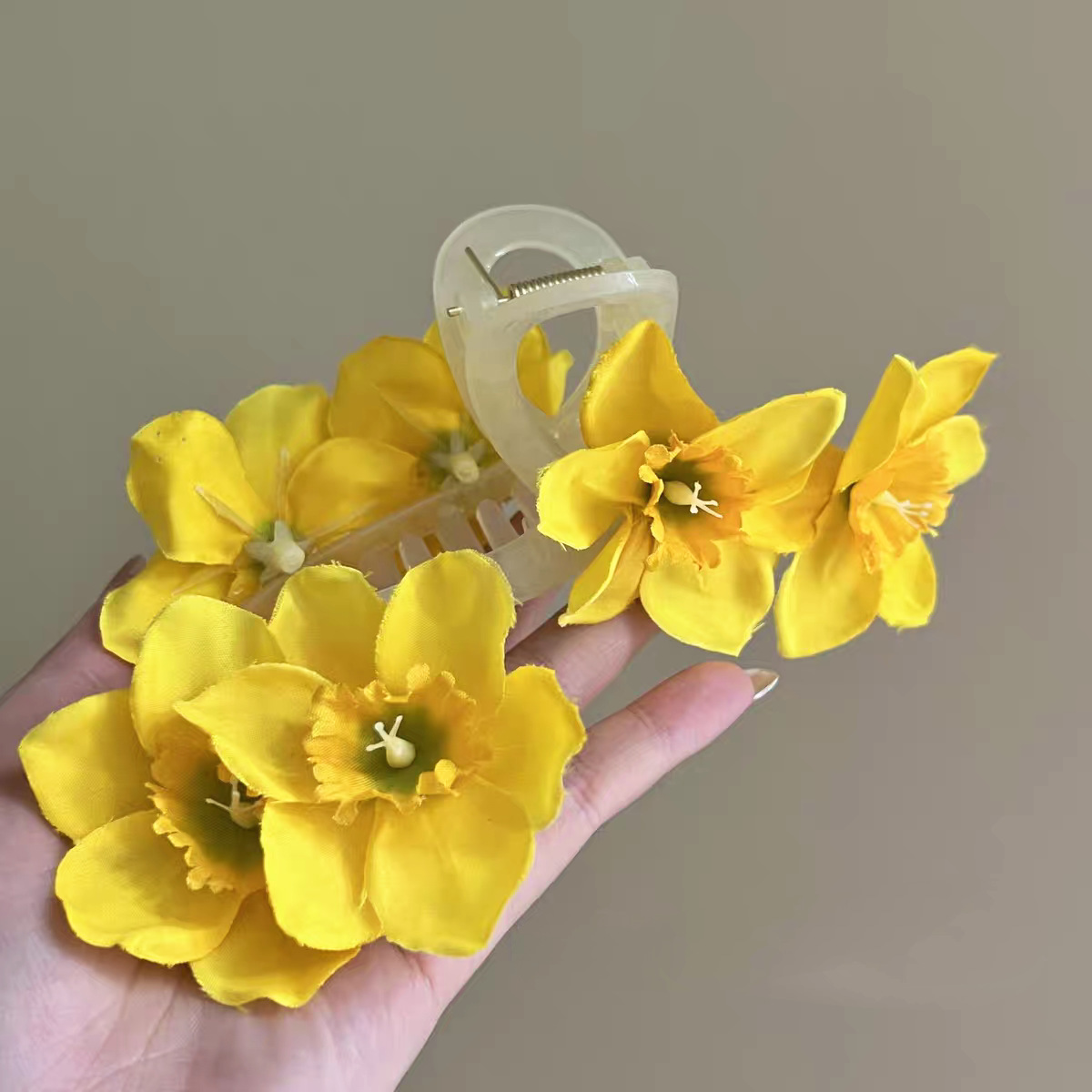 The forest-themed yellow flower hairpin at the back of the head is sweet and fresh. The hair is styled in a small and neat style. The side of the bangs is styled in a trendy way pic 14