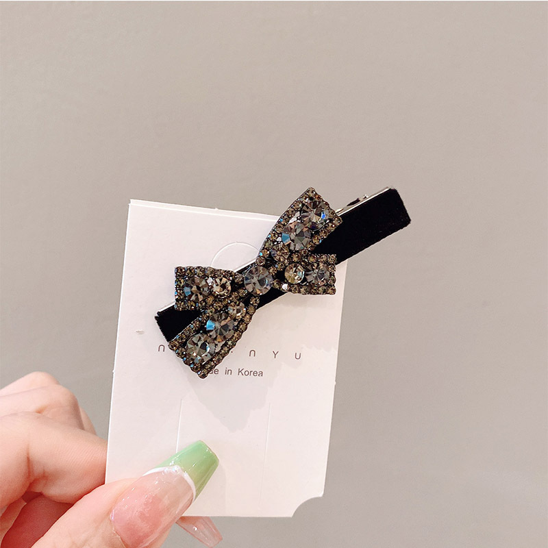 Black rhinestone velvet bangs clip with a high-end look, side clip with a duckbill clip and a small Chanel style, pearl rhinestone hair clip at the back of the head pic 48