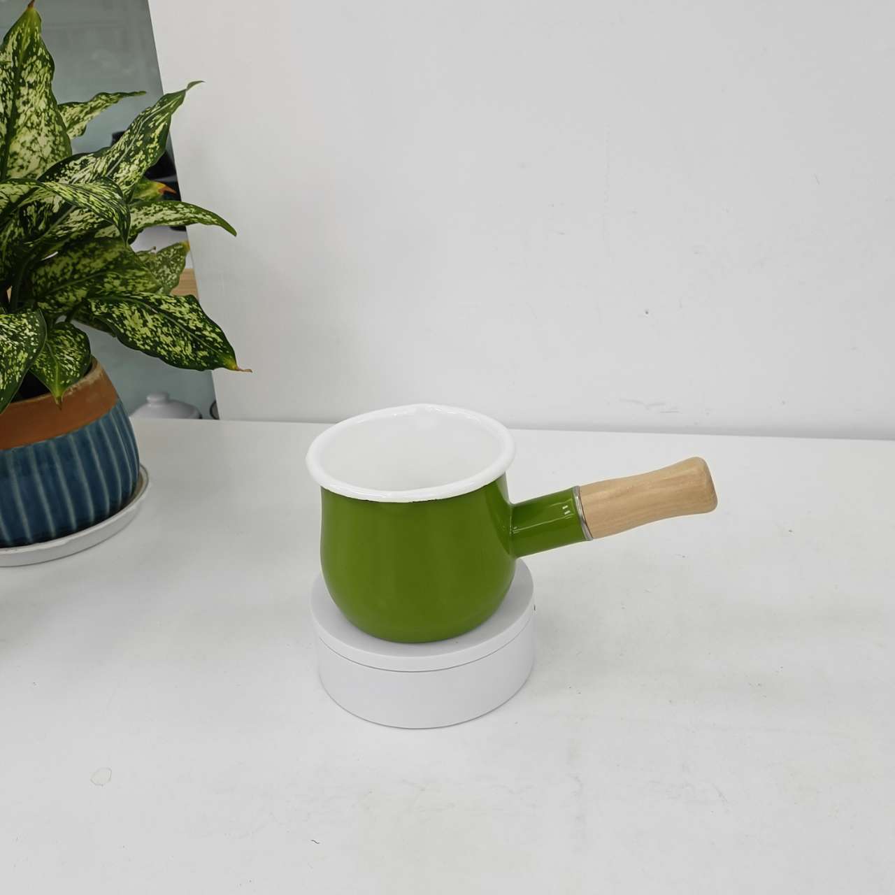 Thickened enamel milk cup, cute INS style, fresh and adorable. Enamel single-handle milk pot, wooden handle, Japanese and Korean enamel kitchenware batch pic 13